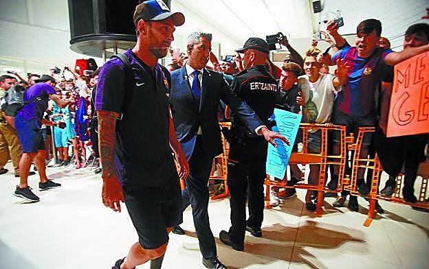 Leo Messi, a la llegada del Barcelona anoche al aeropuerto de Hondarribia. 