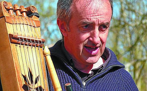 Mixel Etxekopar, eskuan ttun-ttuna eta txirula dituela