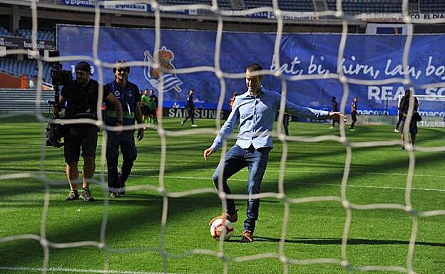 Agirretxe mete el primer gol del estadio de Anoeta renovado. 