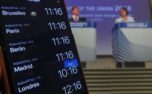 Un panel electrónico muestra los horarios de distintas ciudades europeas.