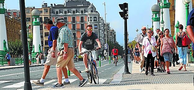 Los extremos del puente Zurriola son testigos de un conflicto permanente entre ciclistas y peatones. Con la solución proyectada desaparecerán los encontronazos en la acera norte, la más transitada.