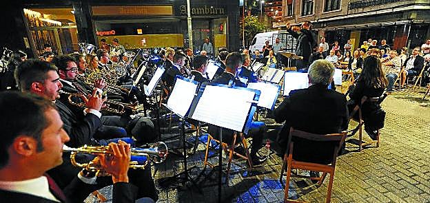 De calle. Los músicos de Cielito ofrecieron su concierto más veraniego, a 23 grados, para cerrar el verano y abrir su temporada.
