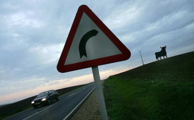 El crepúsculo dificulta la visión del conductor en una carretera convencional, con una curva y cambio de rasante.