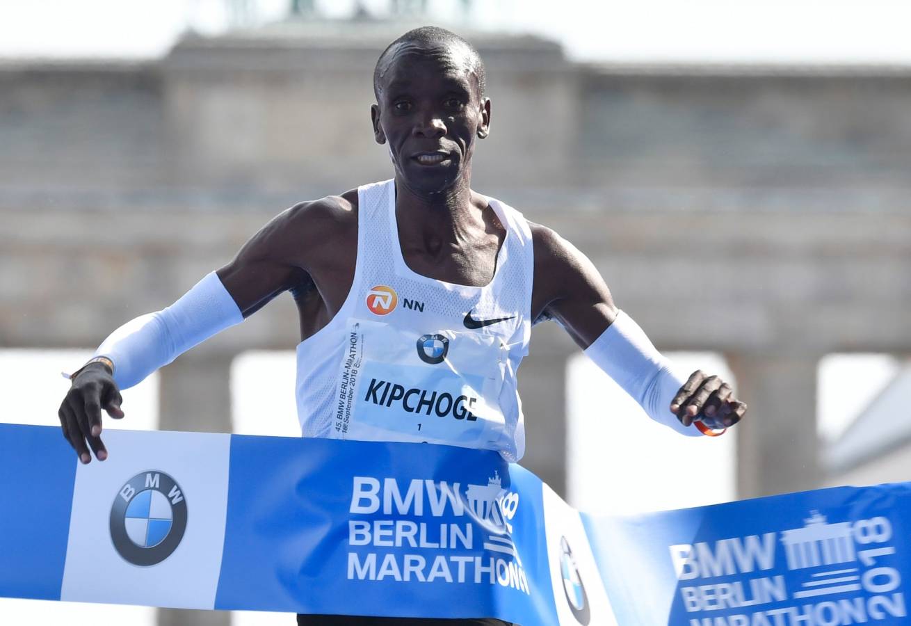 El atleta keniano logró en la capital alemana el récord del mundo de maratón con un impresionante crono de 2h01:39. 