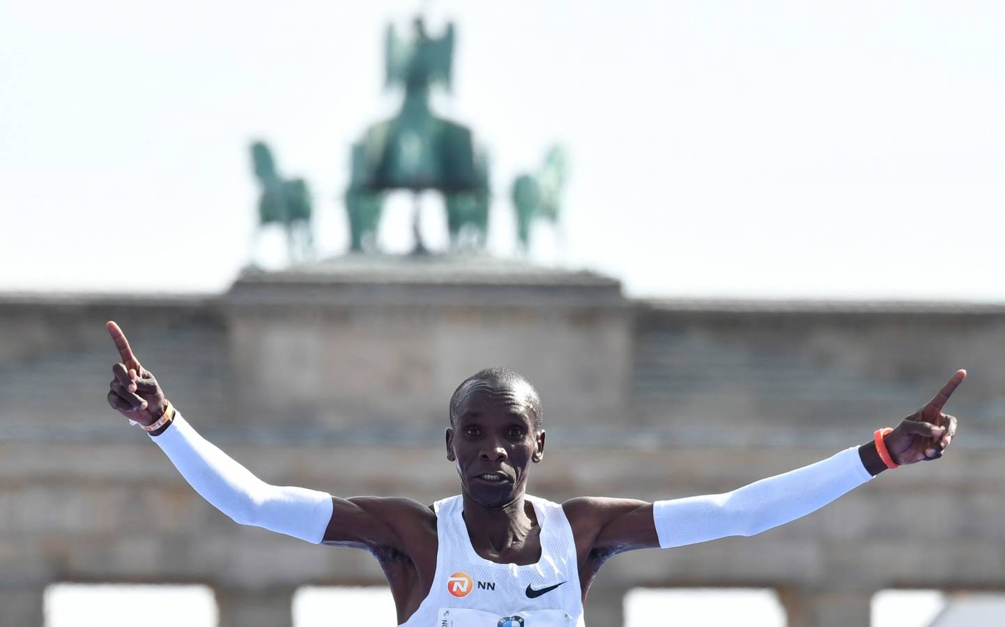 El atleta keniano logró en la capital alemana el récord del mundo de maratón con un impresionante crono de 2h01:39. 