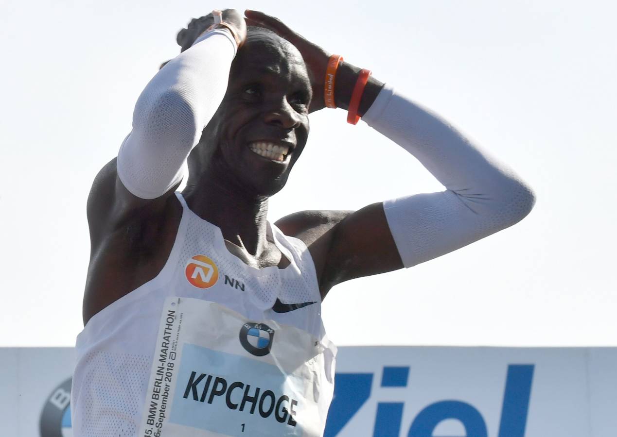 El atleta keniano logró en la capital alemana el récord del mundo de maratón con un impresionante crono de 2h01:39. 