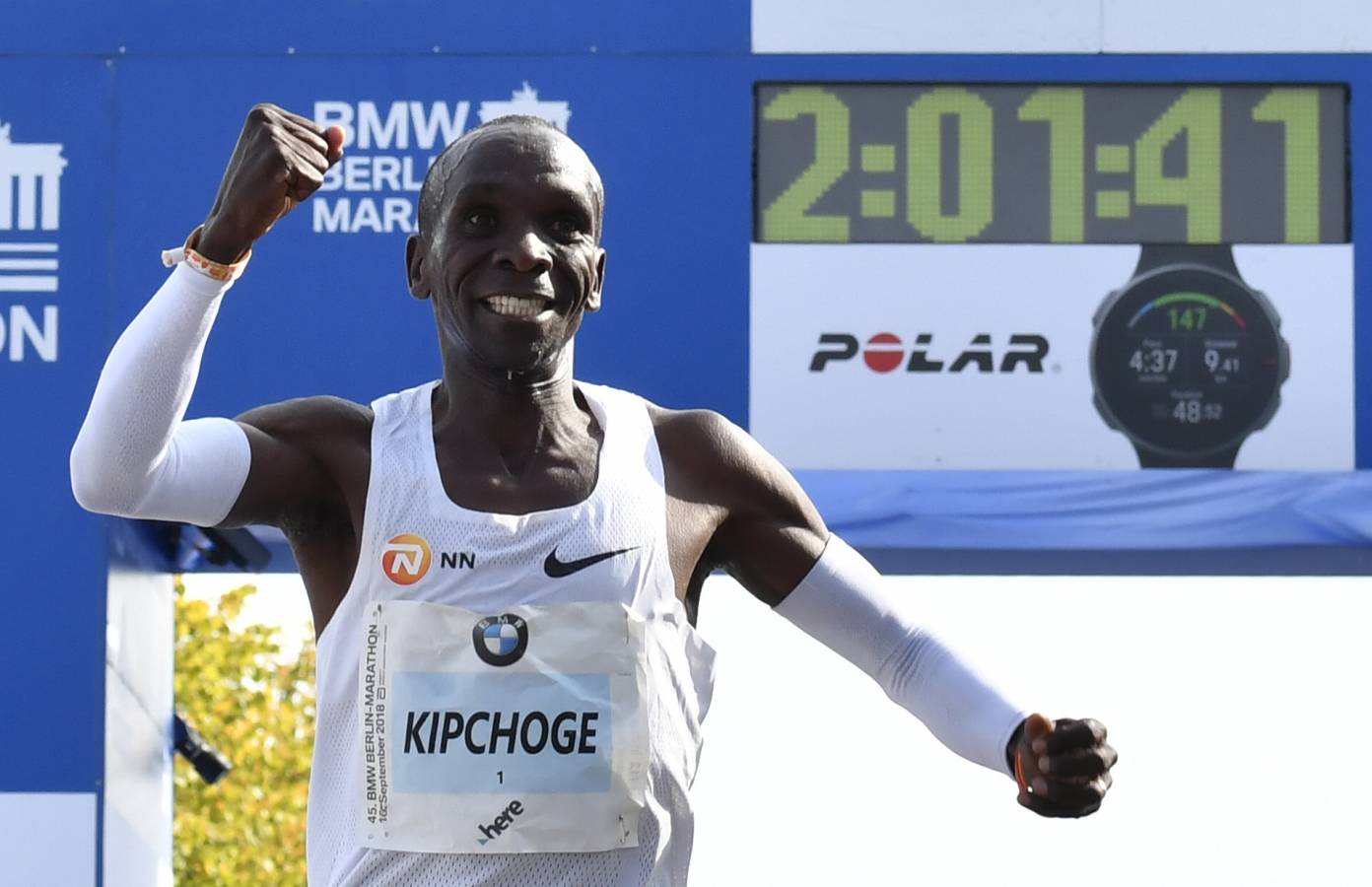 El atleta keniano logró en la capital alemana el récord del mundo de maratón con un impresionante crono de 2h01:39. 