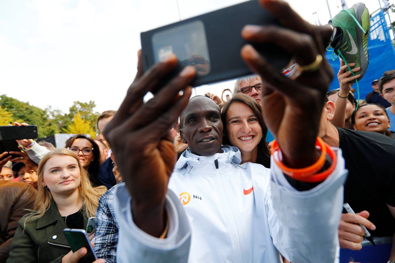 El atleta keniano logró en la capital alemana el récord del mundo de maratón con un impresionante crono de 2h01:39. 
