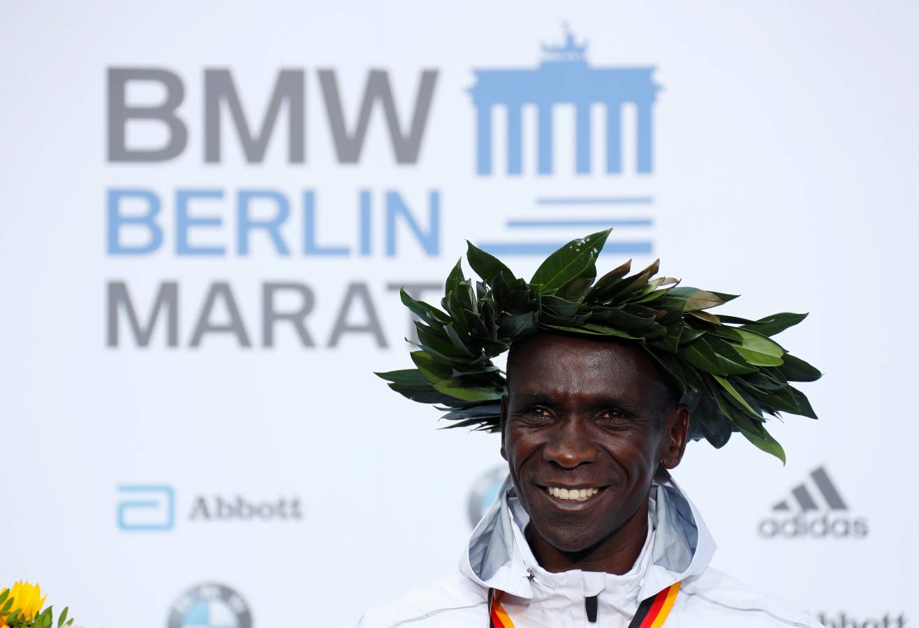 El atleta keniano logró en la capital alemana el récord del mundo de maratón con un impresionante crono de 2h01:39. 