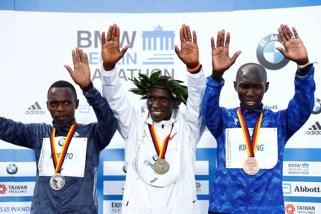 El atleta keniano logró en la capital alemana el récord del mundo de maratón con un impresionante crono de 2h01:39. 