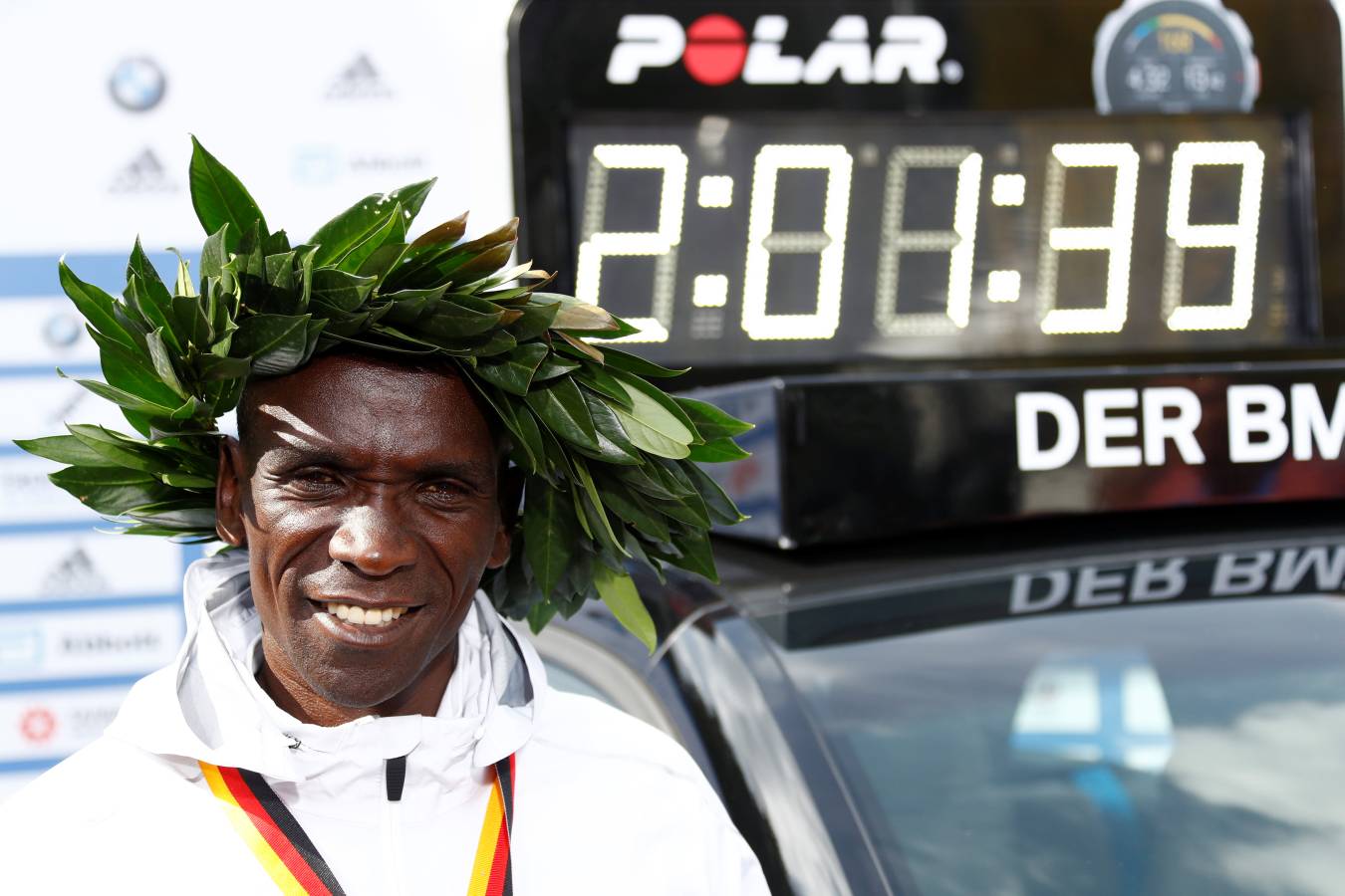 El atleta keniano logró en la capital alemana el récord del mundo de maratón con un impresionante crono de 2h01:39. 
