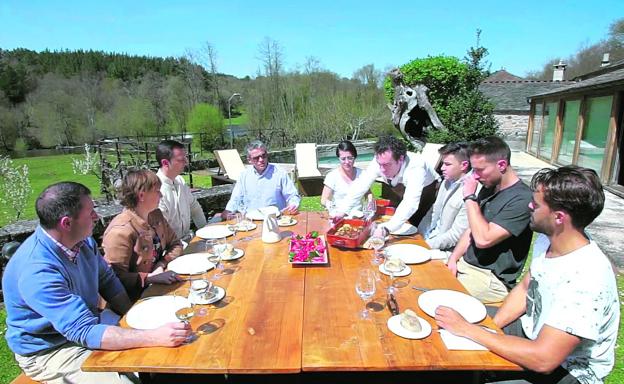 Concursantes de 'Bienvenidos a mi hotel', en el hotel rural Fervenza, en Lugo. 