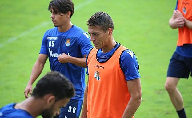 Héctor Moreno, durante el entrenamiento de este martes en Zubieta. 