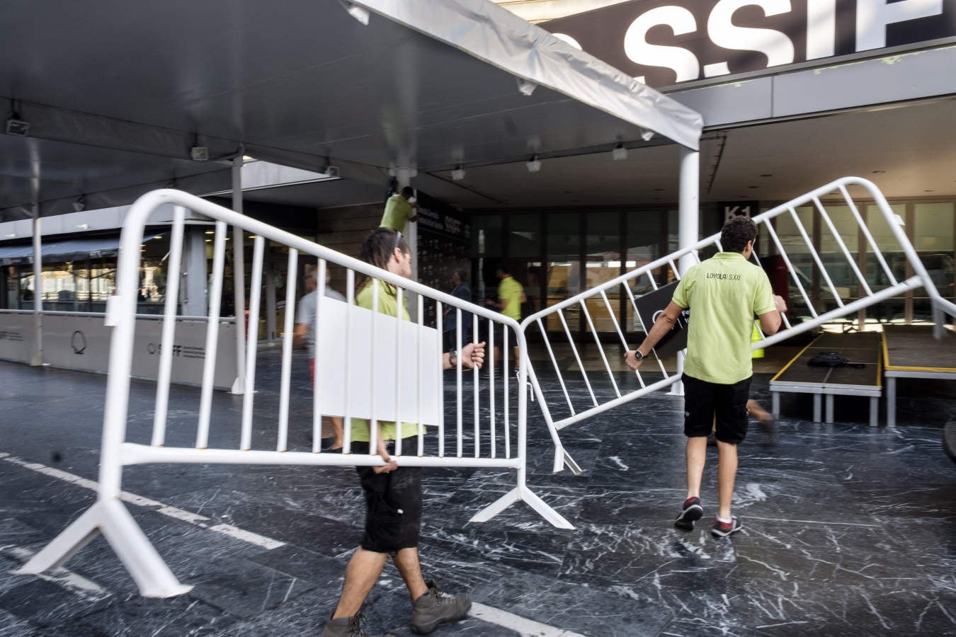 El Festival comienza el sábado pero el desfile de estrellas comienza este viernes. A lo largo de la jornada irán llegando a Donostia los componentes de los jurados, con el director Alexander Payne, presidente del 'tribunal' que juzgará la Sección Oficial, a la cabeza. También se espera en San Sebastián al equipo de la película argentina 'El amor menos pensado', cinta inaugural. Su director, Juan Vera, y sus protagonistas, Ricardo Darín y Mercedes Durán, dormirán ya esta noche en el hotel María Cristina.