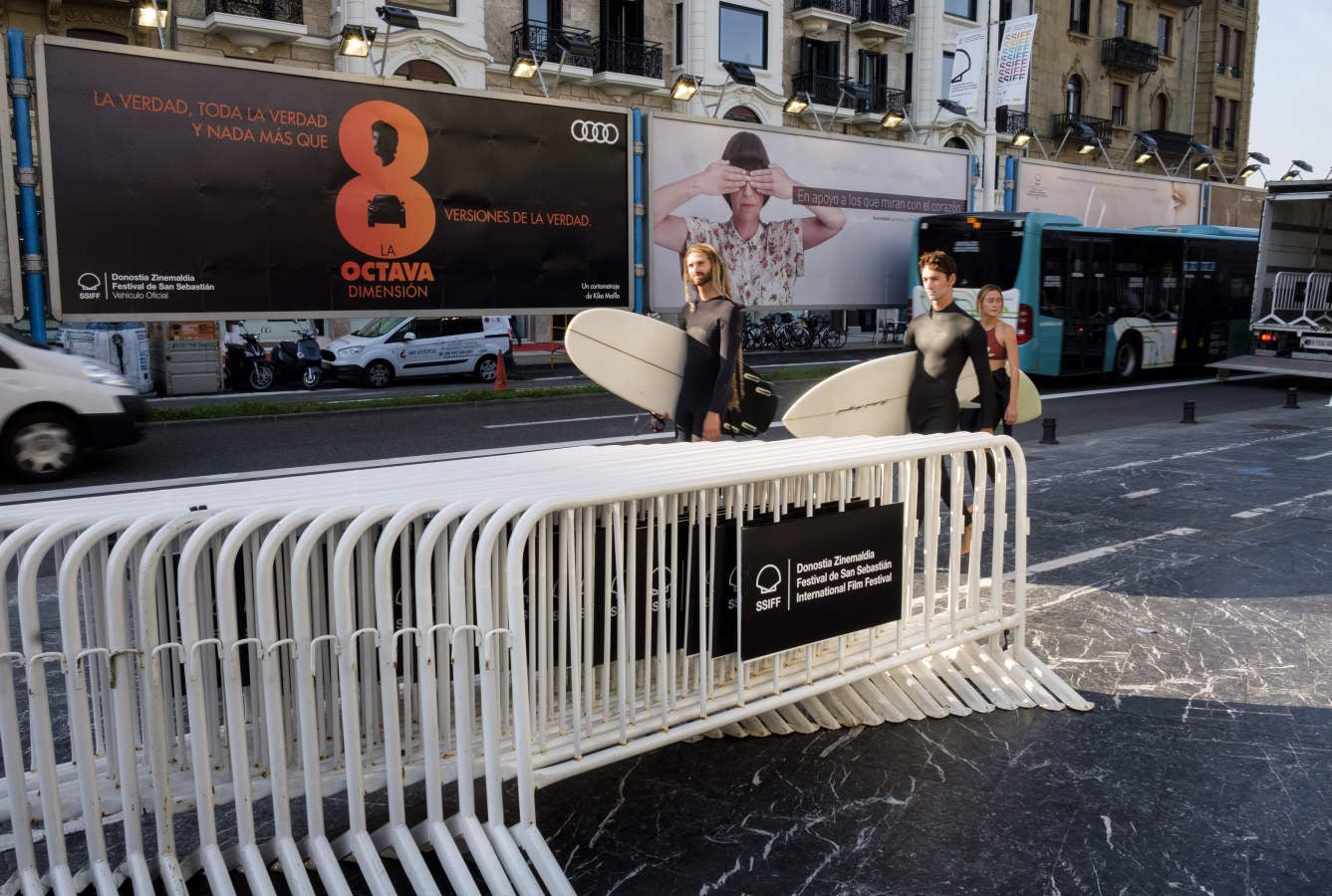 El Festival comienza el sábado pero el desfile de estrellas comienza este viernes. A lo largo de la jornada irán llegando a Donostia los componentes de los jurados, con el director Alexander Payne, presidente del 'tribunal' que juzgará la Sección Oficial, a la cabeza. También se espera en San Sebastián al equipo de la película argentina 'El amor menos pensado', cinta inaugural. Su director, Juan Vera, y sus protagonistas, Ricardo Darín y Mercedes Durán, dormirán ya esta noche en el hotel María Cristina.