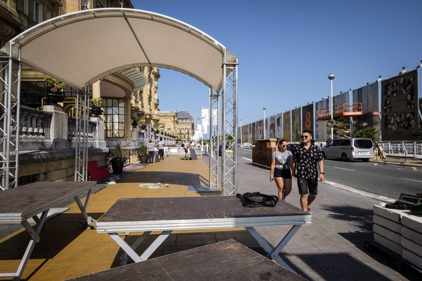 El Festival comienza el sábado pero el desfile de estrellas comienza este viernes. A lo largo de la jornada irán llegando a Donostia los componentes de los jurados, con el director Alexander Payne, presidente del 'tribunal' que juzgará la Sección Oficial, a la cabeza. También se espera en San Sebastián al equipo de la película argentina 'El amor menos pensado', cinta inaugural. Su director, Juan Vera, y sus protagonistas, Ricardo Darín y Mercedes Durán, dormirán ya esta noche en el hotel María Cristina.