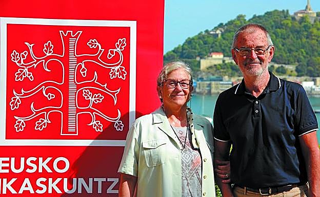 Mari-Jose Azurmendi, junto a Iñaki Dorronsoro, presidente de Eusko Ikaskuntza.