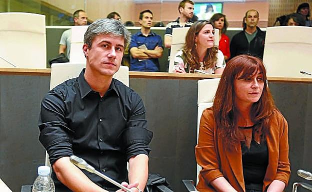 Juantxo Iturria y Patricia Gete, en primer plano, y detrás Ione Cisneros, en Juntas de Gipuzkoa.