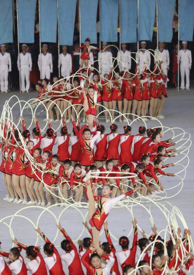 Artistas de Corea del Norte se presentan en el estadio May Day, en Pyongyang en el marco de la tercera cumbre intercoreana que se celebra en Pyongyang.