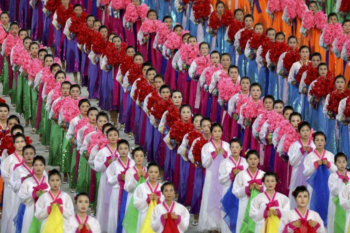 Artistas de Corea del Norte se presentan en el estadio May Day, en Pyongyang en el marco de la tercera cumbre intercoreana que se celebra en Pyongyang.