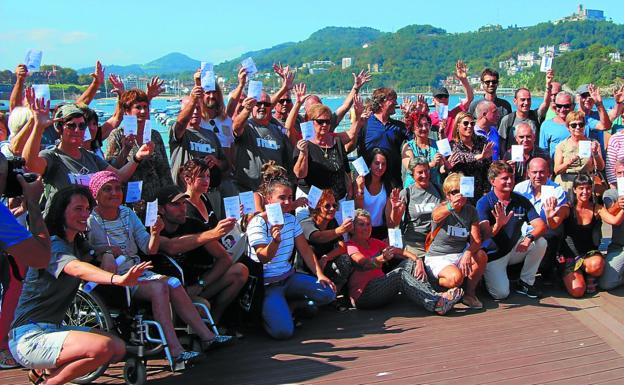 Miembros de Gure Esku Dago y personas adheridas a la consulta en San Sebastián, ayer con papeletas en el paseo de La Concha.