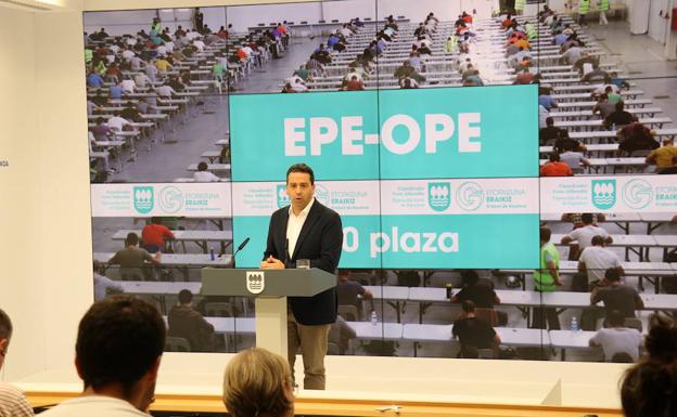 Imanol Lasa presentando una OPE. 