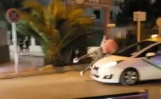 Un turista drogado se lanza contra un coche en marcha en Ibiza