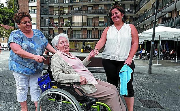 Dolores, junto a su hija Nekane y su nieta Maider, en la plaza junto a su casa en Astigarraga donde a la amona le gusta observar jugar a los niños. 