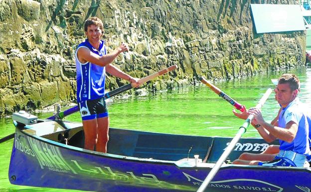 En La Concha. El patrón Ander Etxegoien a bordo de la Libia a punto de iniciar la regata. 