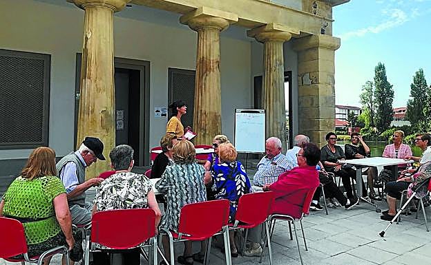Talleres. Participantes en el programa 'Udan gogoz', en el local de mayores de Behobia. 