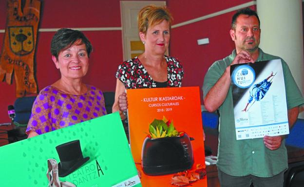 Mertxe Garmendia, Maite Izagirre y Joxan Cubero en la presentación de la programación. 