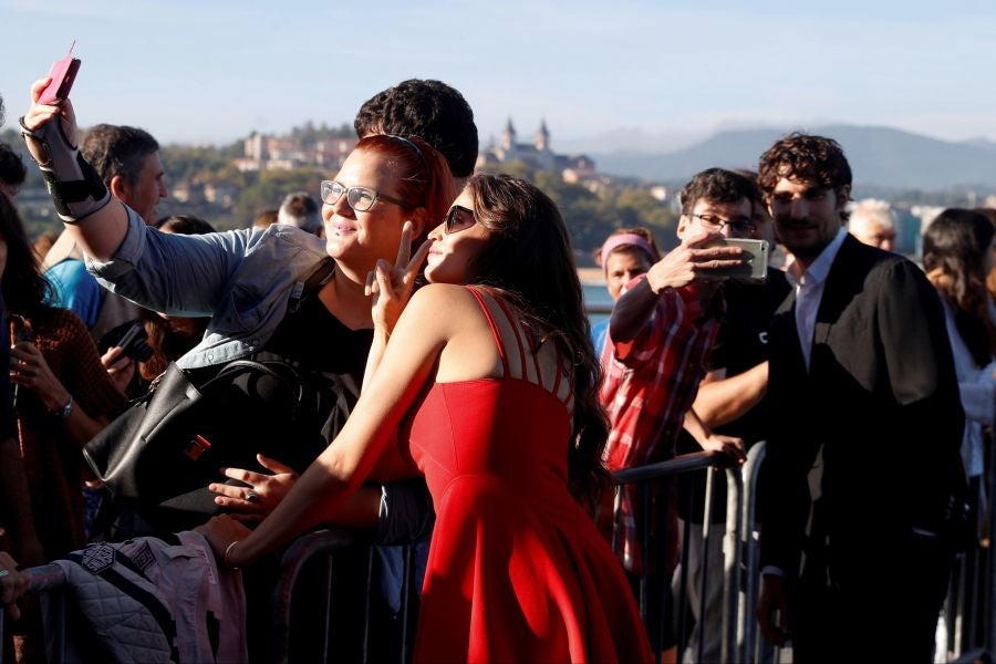 El director Louis Garrel, las actrices Lily-Rose Melody Depp y Laetitia Casta, y el guionista, Jean Claude Carrière, posan durante la presentación de «L'Homme Fidèle». Película que compite en la sección oficial de la 66 edición del Festival de Cine de San Sebastián.