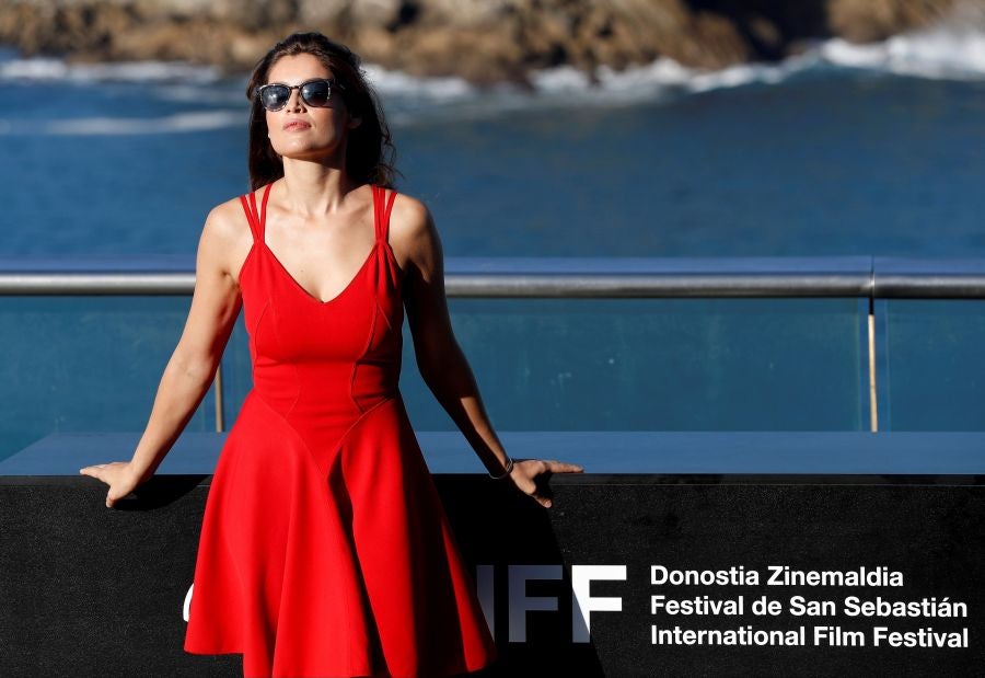 El director Louis Garrel, las actrices Lily-Rose Melody Depp y Laetitia Casta, y el guionista, Jean Claude Carrière, posan durante la presentación de «L'Homme Fidèle». Película que compite en la sección oficial de la 66 edición del Festival de Cine de San Sebastián.