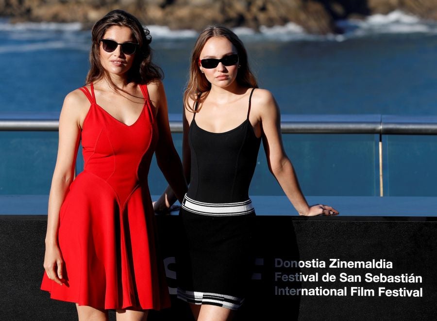 El director Louis Garrel, las actrices Lily-Rose Melody Depp y Laetitia Casta, y el guionista, Jean Claude Carrière, posan durante la presentación de «L'Homme Fidèle». Película que compite en la sección oficial de la 66 edición del Festival de Cine de San Sebastián.