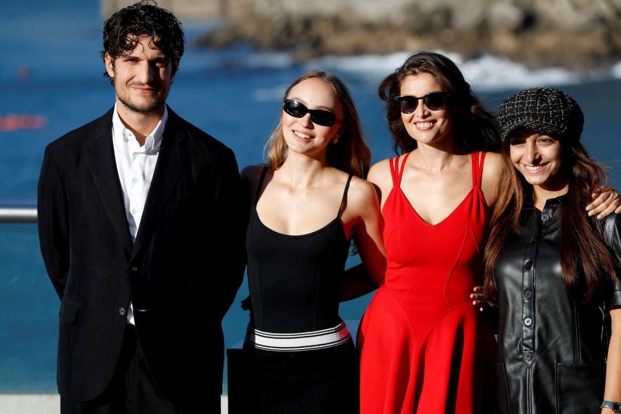 El director Louis Garrel, las actrices Lily-Rose Melody Depp y Laetitia Casta, y el guionista, Jean Claude Carrière, posan durante la presentación de «L'Homme Fidèle». Película que compite en la sección oficial de la 66 edición del Festival de Cine de San Sebastián.