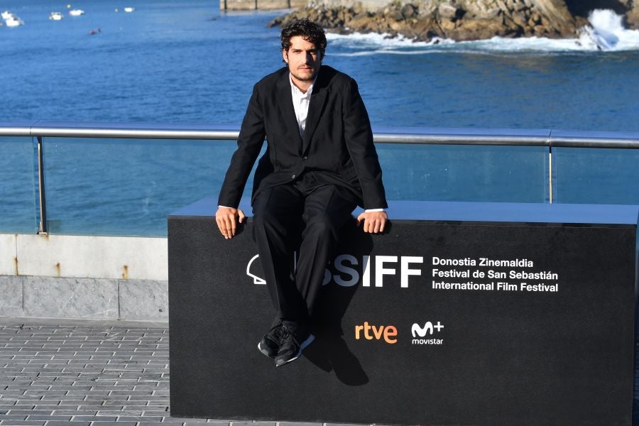 El director Louis Garrel, las actrices Lily-Rose Melody Depp y Laetitia Casta, y el guionista, Jean Claude Carrière, posan durante la presentación de «L'Homme Fidèle». Película que compite en la sección oficial de la 66 edición del Festival de Cine de San Sebastián.