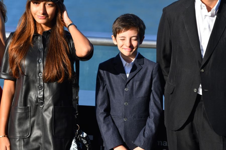 El director Louis Garrel, las actrices Lily-Rose Melody Depp y Laetitia Casta, y el guionista, Jean Claude Carrière, posan durante la presentación de «L'Homme Fidèle». Película que compite en la sección oficial de la 66 edición del Festival de Cine de San Sebastián.