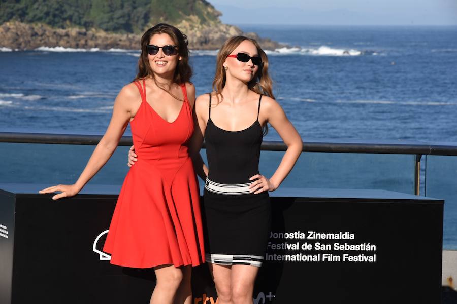 Danny DeVito ha sido el gran protagonista de la jornada del sábado en el Festival de Cine de San Sebastián, que ha dejado momentos curiosos con otras estrellas como Laetitia Casta o Lily-Rose Depp.