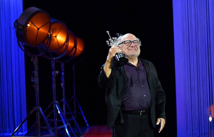 Danny DeVito recoge su Premio Donostia de manos de José Antonio Bayona durante el Festival de Cine de San Sebastián.