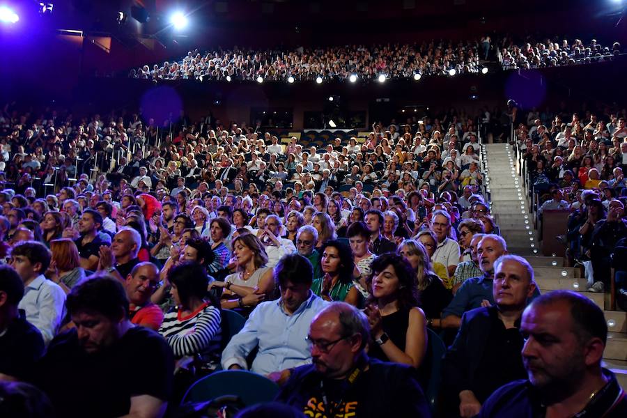 Danny DeVito recoge su Premio Donostia de manos de José Antonio Bayona durante el Festival de Cine de San Sebastián.