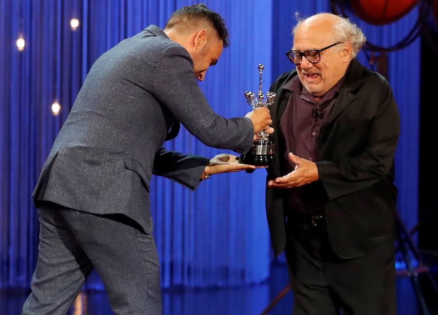 Danny DeVito recoge su Premio Donostia de manos de José Antonio Bayona durante el Festival de Cine de San Sebastián.