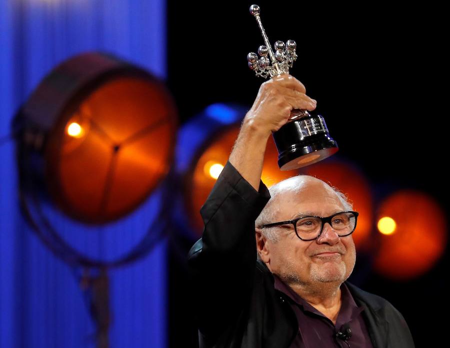 Danny DeVito recoge su Premio Donostia de manos de José Antonio Bayona durante el Festival de Cine de San Sebastián.