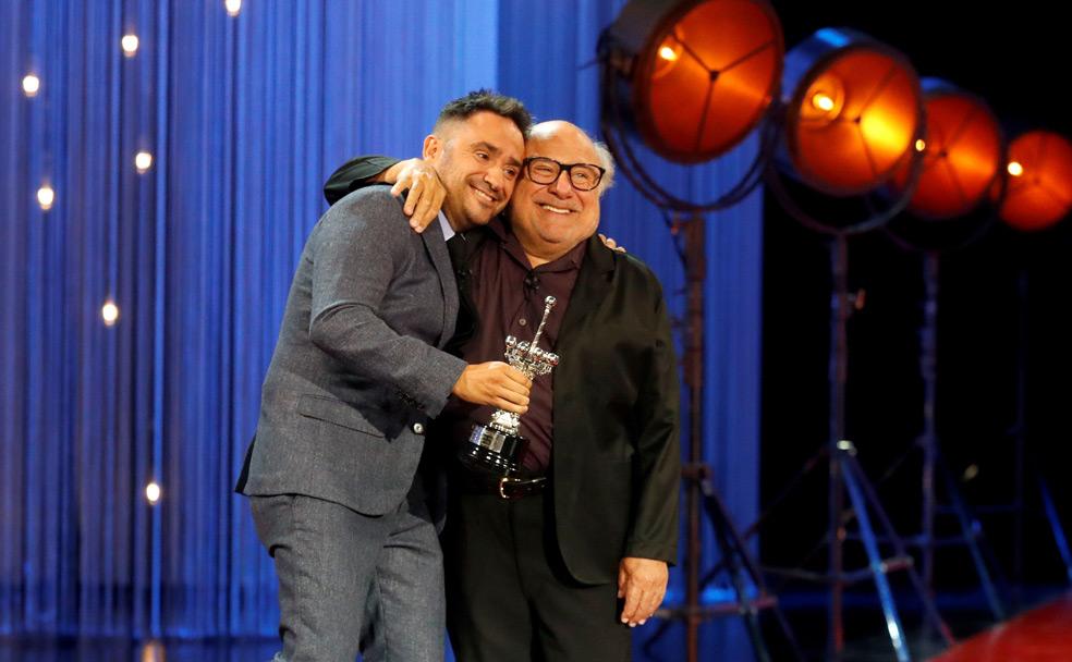 Danny DeVito junto a José Antonio Bayona durante la entrega del Premio Donostia en el Kursaal. 