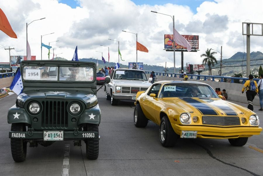 Miles de hondureños celebran, anticipadamente, el 440 aniversario de fundación de Tegucigalpa, la capital del país, con la participación de bandas musicales y el dominicano Toño Rosario.