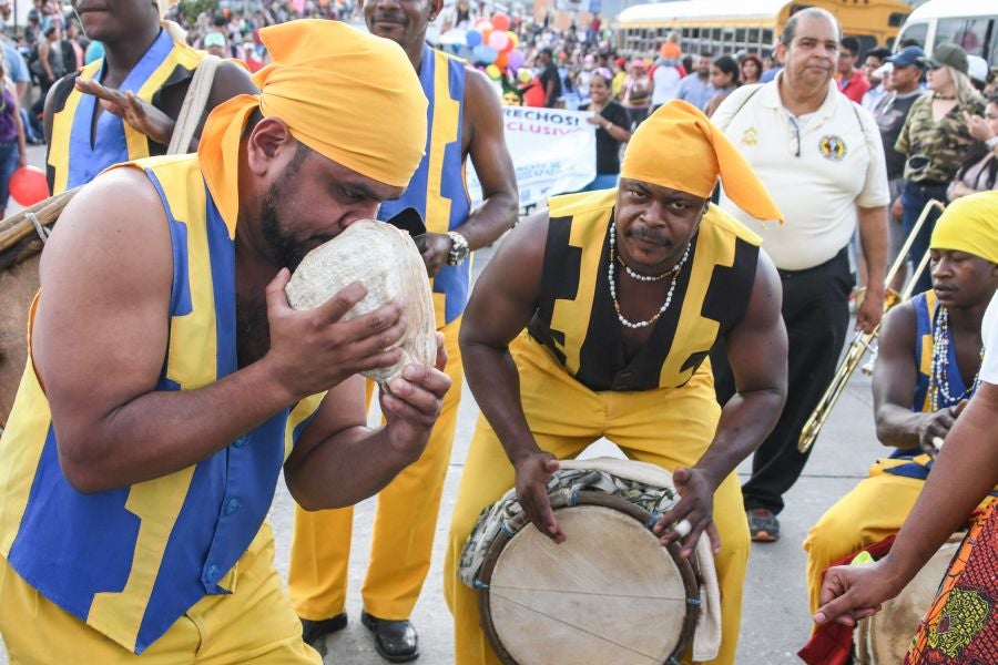 Miles de hondureños celebran, anticipadamente, el 440 aniversario de fundación de Tegucigalpa, la capital del país, con la participación de bandas musicales y el dominicano Toño Rosario.