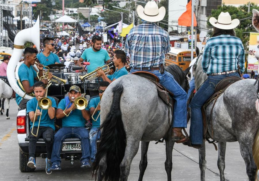 Miles de hondureños celebran, anticipadamente, el 440 aniversario de fundación de Tegucigalpa, la capital del país, con la participación de bandas musicales y el dominicano Toño Rosario.