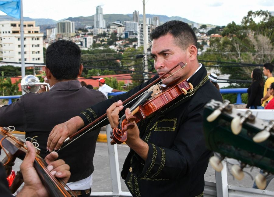 Miles de hondureños celebran, anticipadamente, el 440 aniversario de fundación de Tegucigalpa, la capital del país, con la participación de bandas musicales y el dominicano Toño Rosario.