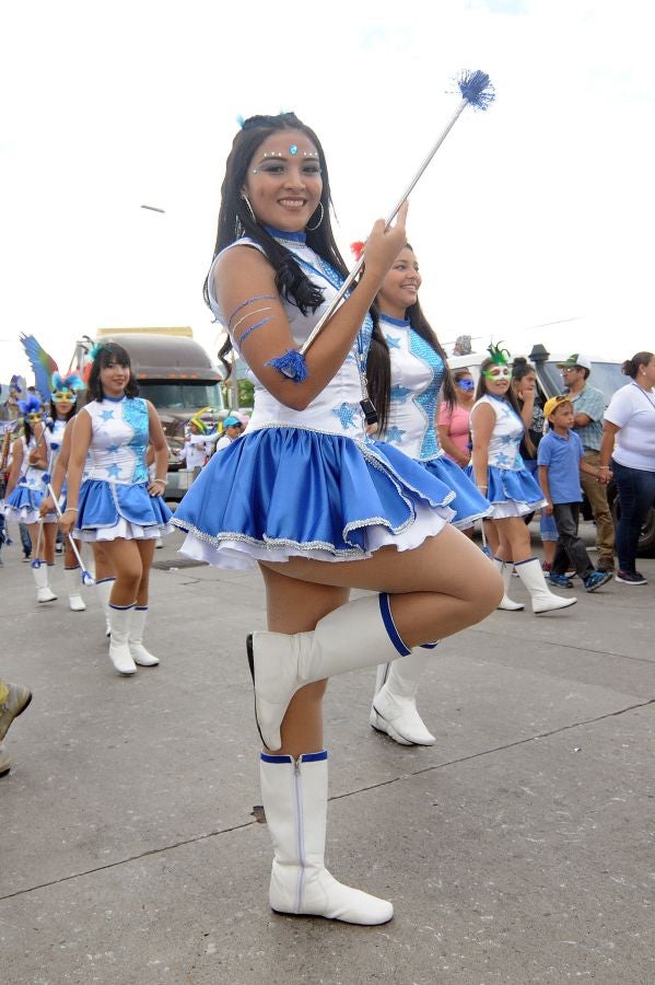 Miles de hondureños celebran, anticipadamente, el 440 aniversario de fundación de Tegucigalpa, la capital del país, con la participación de bandas musicales y el dominicano Toño Rosario.