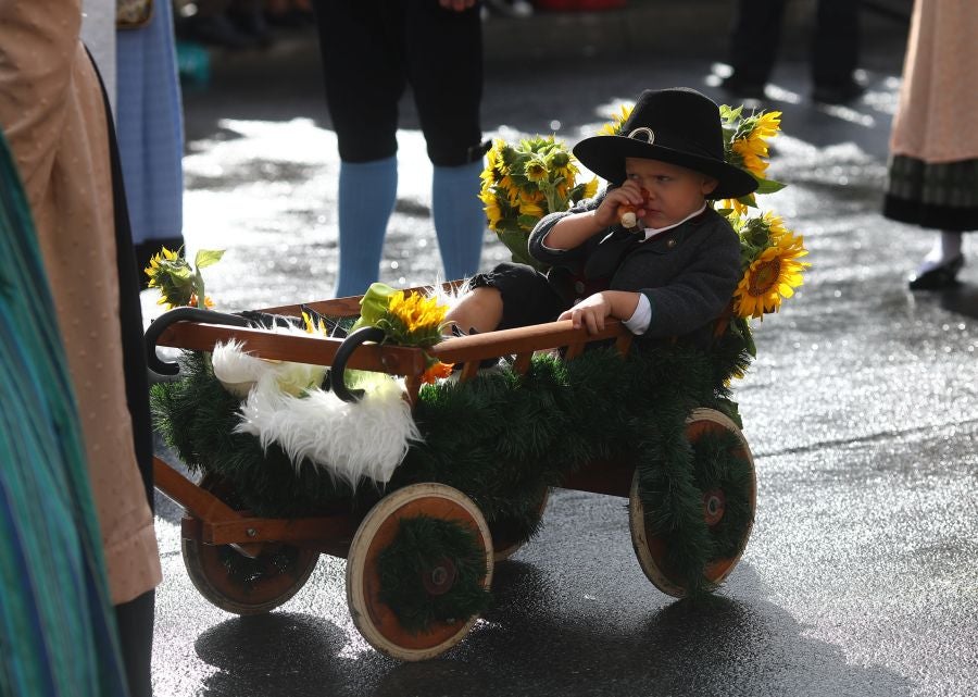Cientos de vecinos desfilan, con los trajes tradicionales, por el centro de Munich, Alemania.