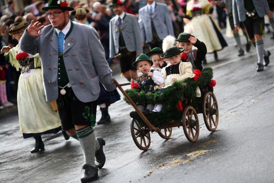 Cientos de vecinos desfilan, con los trajes tradicionales, por el centro de Munich, Alemania.